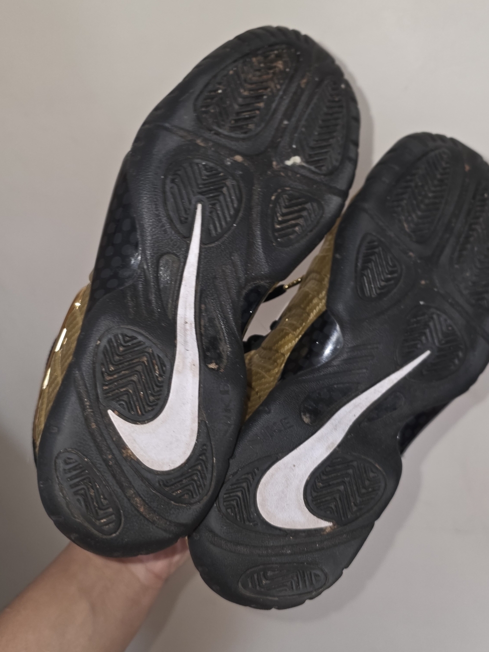 ☆Nike Metallic Gold and Black Foamposite Sneakers 6y☆ - Picture 4 of 6